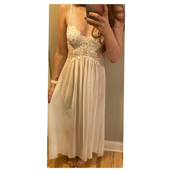 Old Hollywood Style Dressing Gown in Ivory - Picture 2 of 5